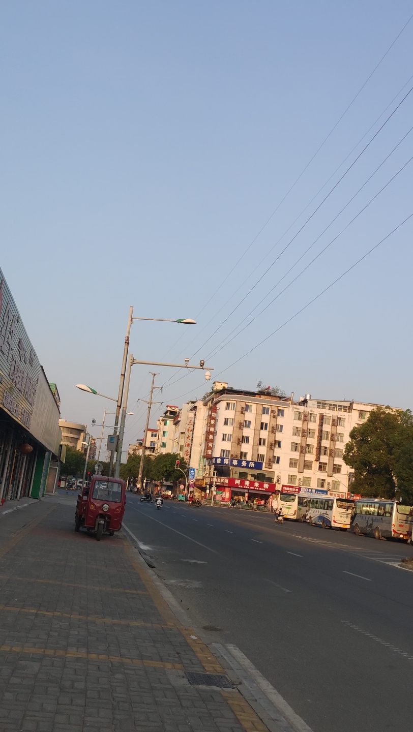 空旷无人的街道.