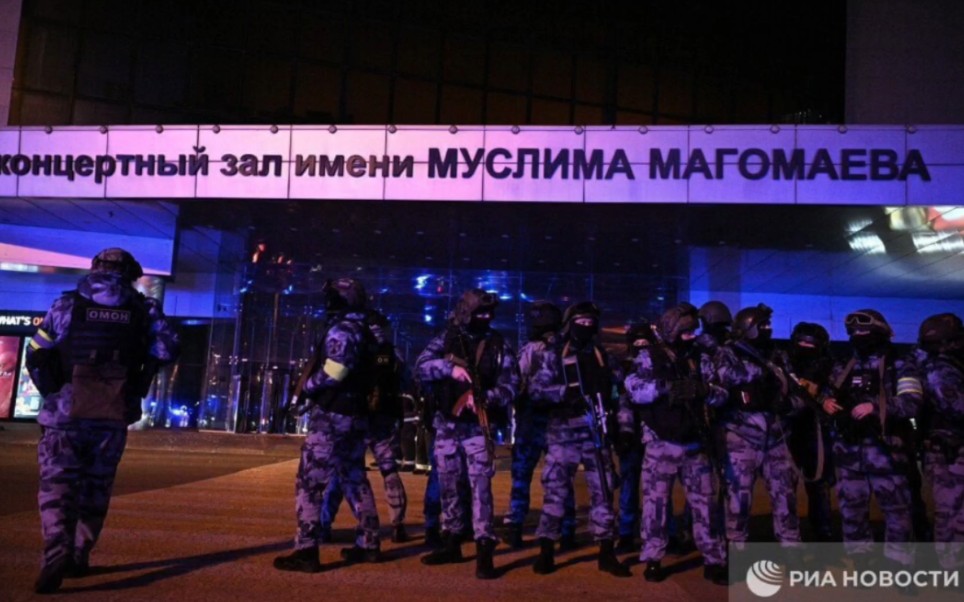 昨日莫斯科音乐厅恐怖袭击事件发生后俄罗斯奥摩部队在外集结,封锁与