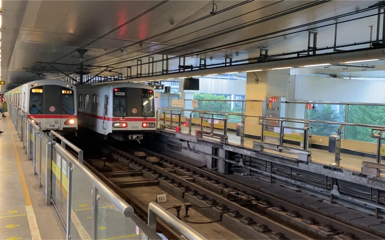 上海地铁1号线汶水路站老老八110交会老八120与胖头鱼141