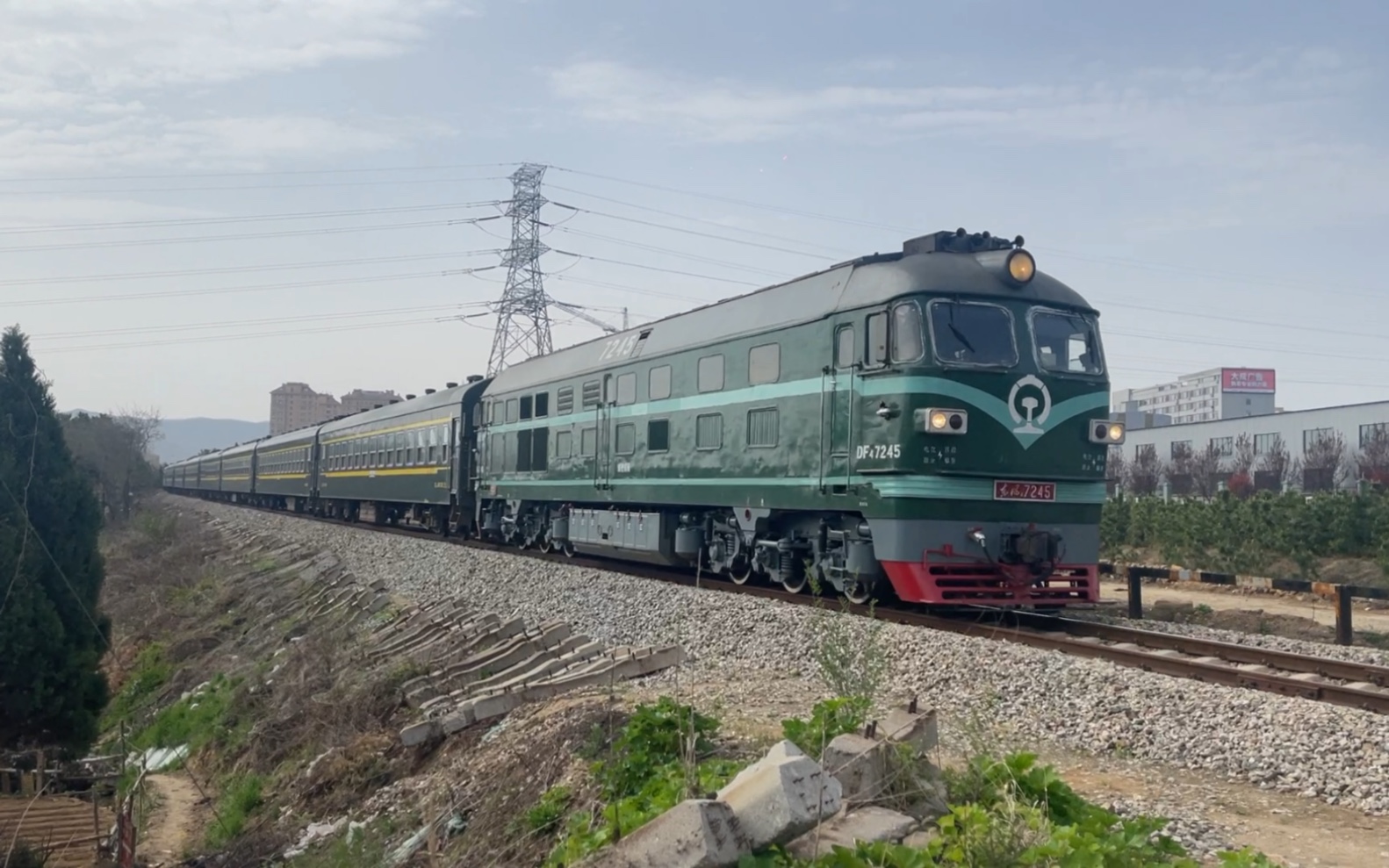 威铁威段df4b7245牵引济南-威海的k8261次非空调快速列车鸣笛通过桃威