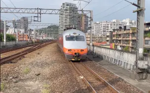 Descargar video: 台鐵 175次自強號（動集/推拉式列車） 汐止車站通過