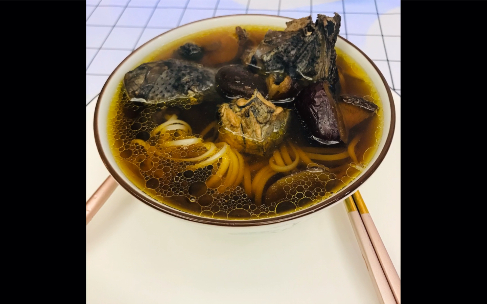 女子深夜熬乌鸡汤,造面!这色泽,这气质,绝了!