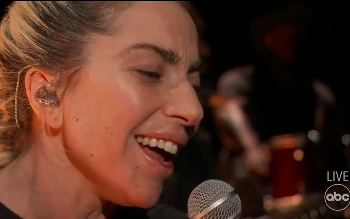 ladygaga素颜亮相奥斯卡表演hold my hand