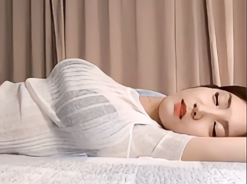 美女姐姐睡觉直播!