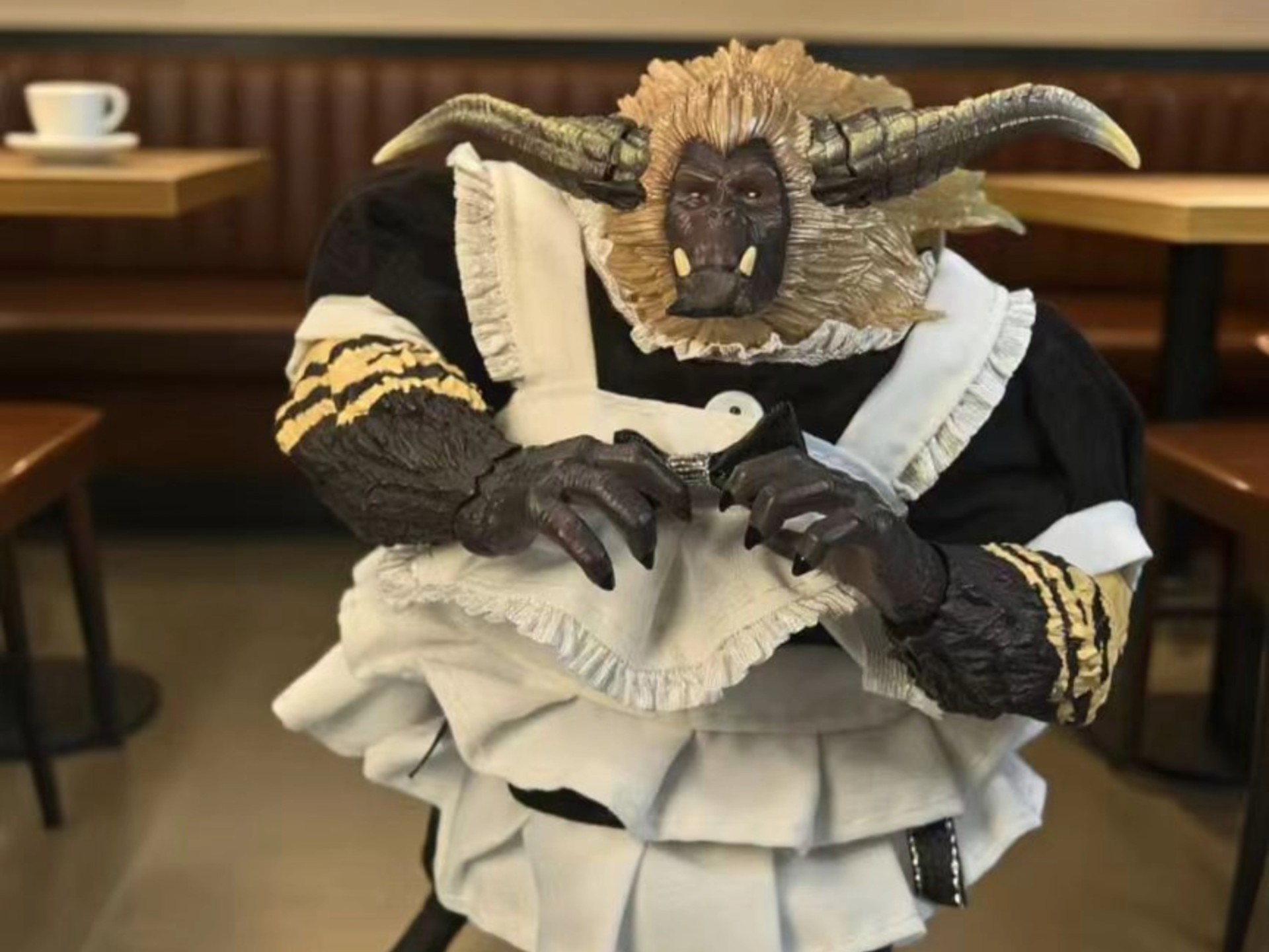 女仆金狮子喵 (请主人吃我连续王八拳喵)