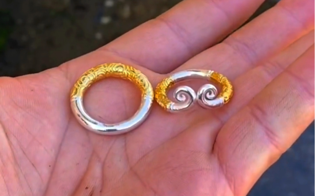 用传统的手艺打造一对独特的至尊宝对戒,是不是很酷