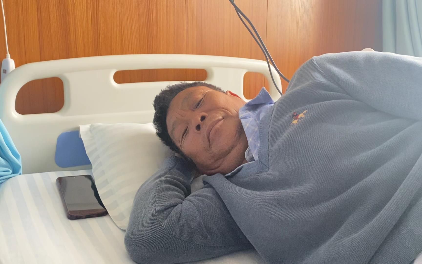 父亲生病住院第5天,病情有所好转,女儿带着孩子去办理出院