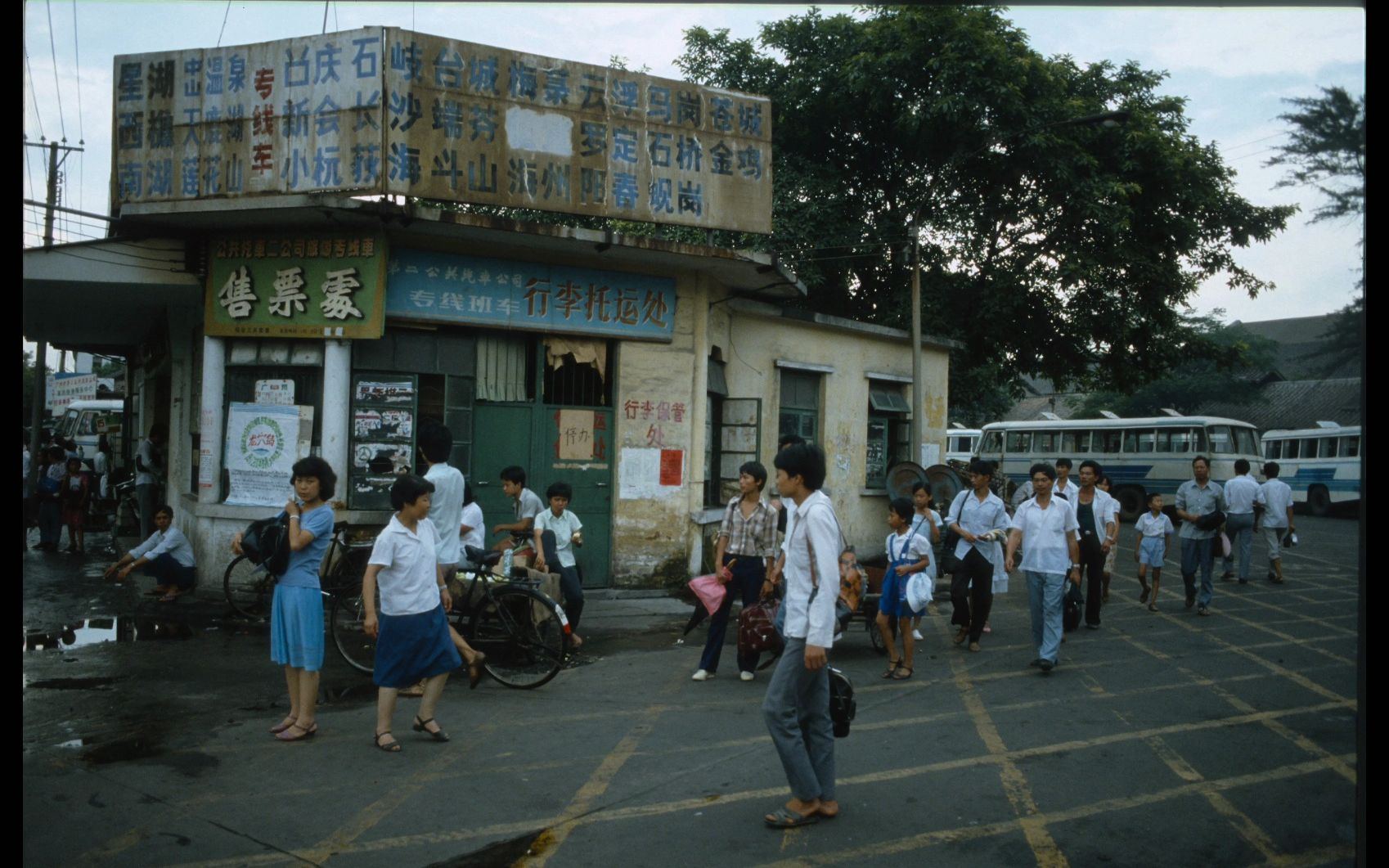 1985年的广州街景 带你穿越到80年代的广州,看看那个年代热热闹闹的街