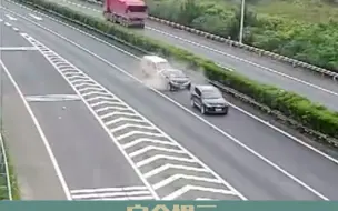 Download Video: 前车错过出口主线停车，后车分心驾驶追尾中间车