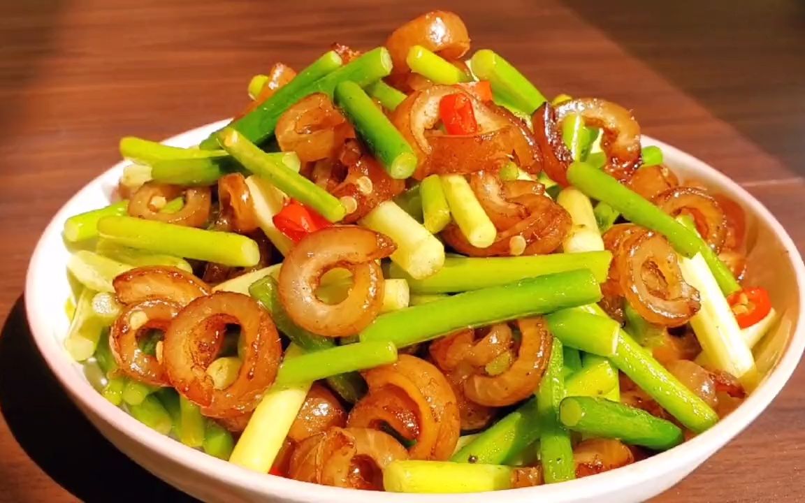 把妈妈日常做菜攒下的猪皮小卤一番,跟蒜苔一起爆炒,太香了