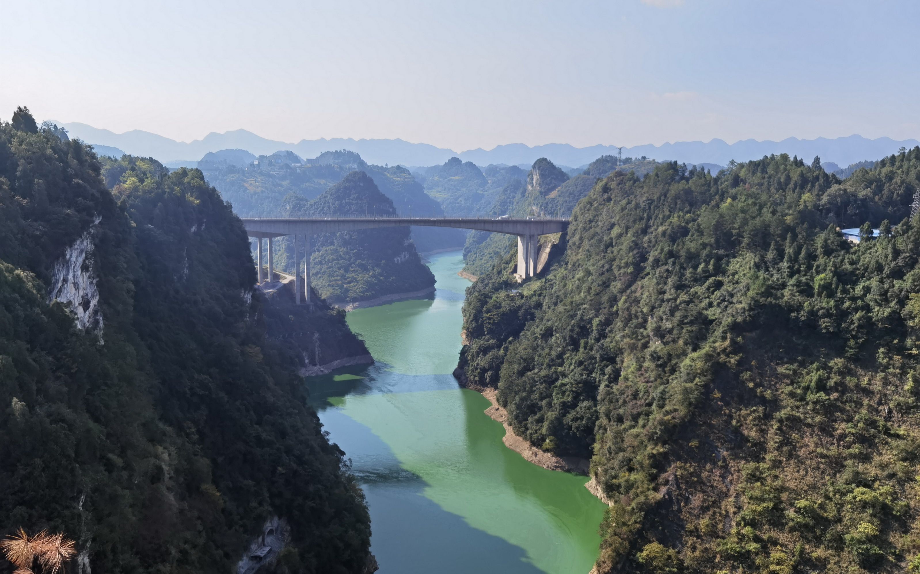 俩夫妻自驾黔湘桂(52)远观盐津河大桥,看大桥周围有着怎样的风景?