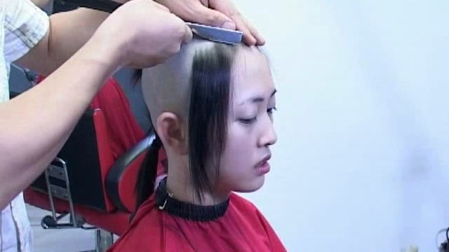 推子、剃刀、热毛巾，光头三步走