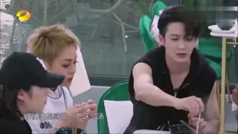 Скачать видео: 檀健次厨艺惊人！酸笋鱼汤喝一口，周也就美疯