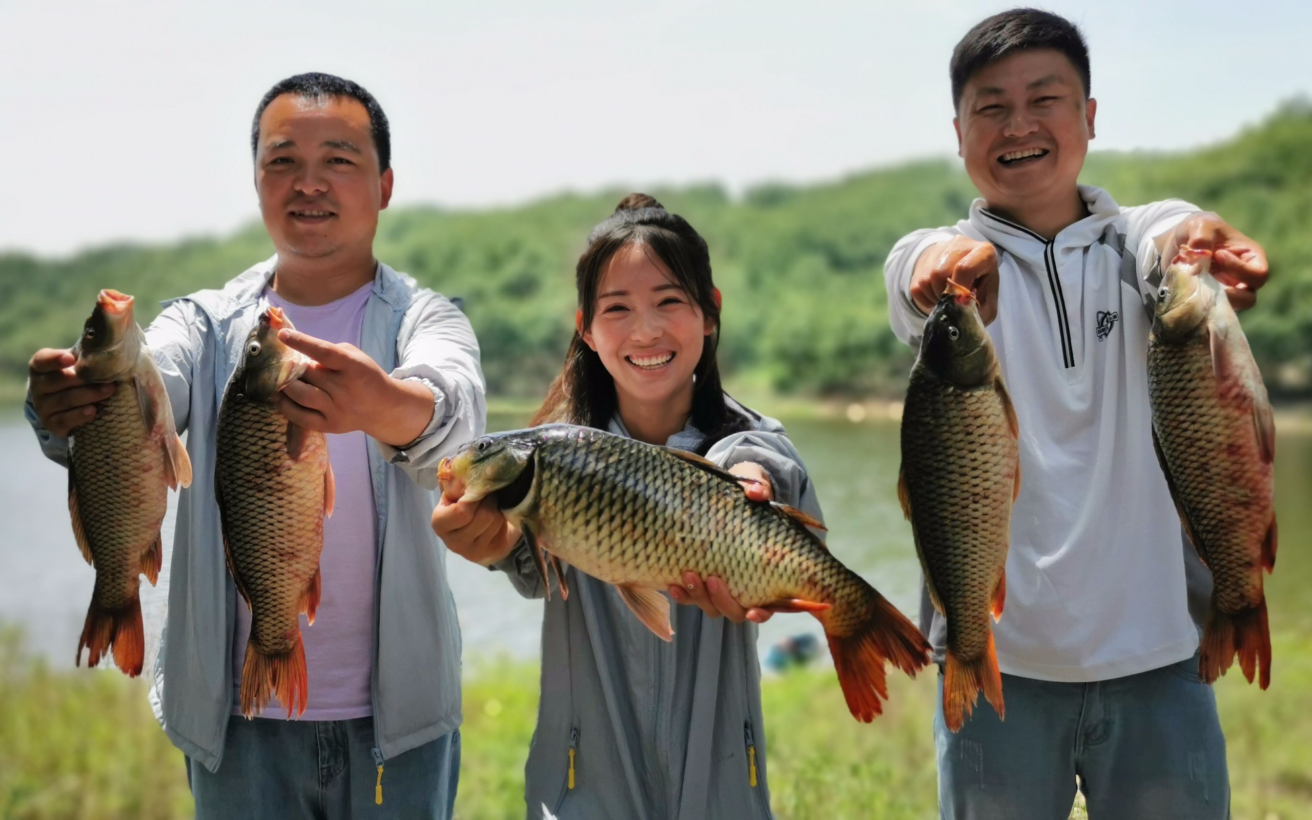 农村小两口水库钓鱼,全场唯一女钓手,连杆上大鱼,惊艳全场