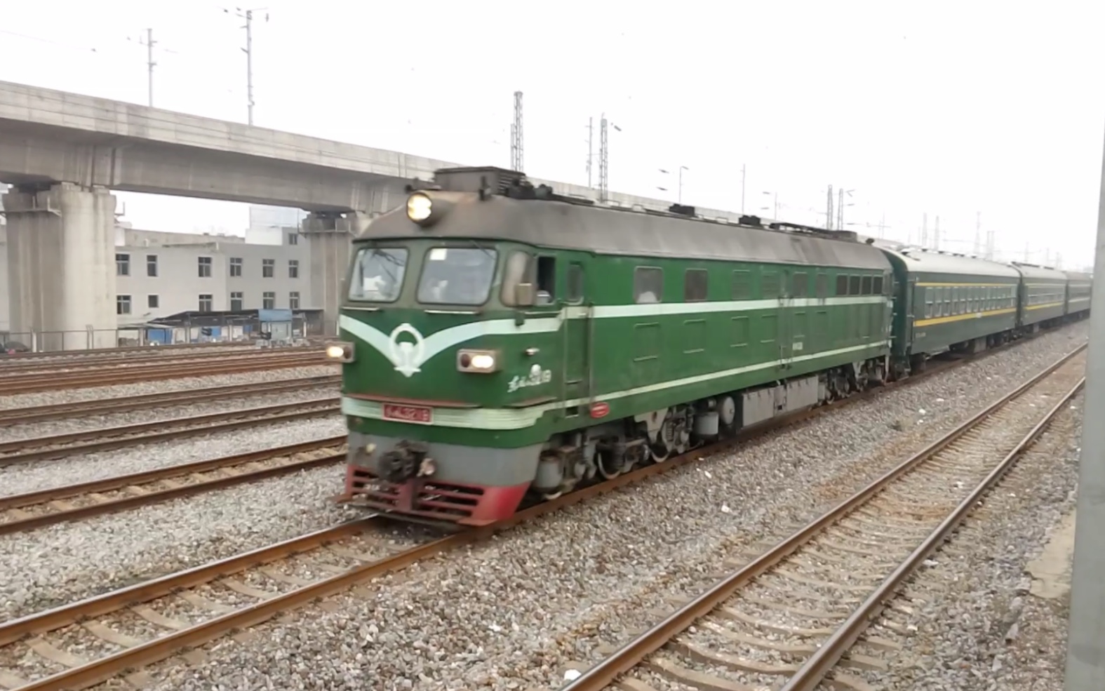 武局江段df4b牵引8345江岸通勤车通过丹水池站