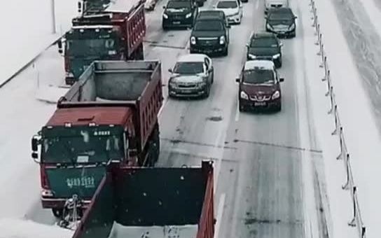 [图]东北请大家看暴雪！点赞清雪大军️雪天路滑，大家要注意出行安全哦～