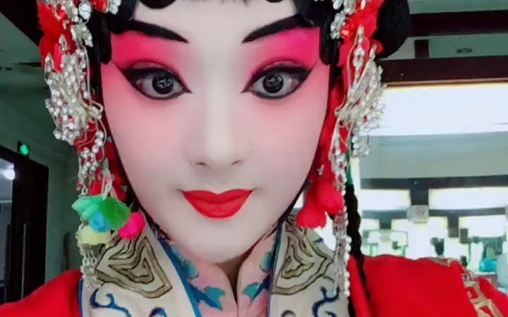 京剧演员勒头日常 我们是真疼