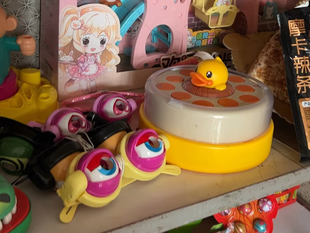 开心快乐的日常,给乐乐的同学拿个好吃的