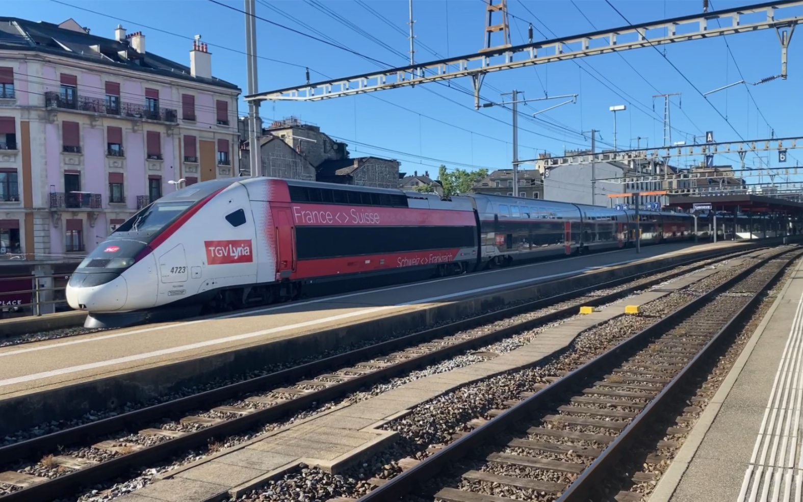 法国国家铁路sncftgvlyria双层高速动车组paris巴黎方向列车在瑞士