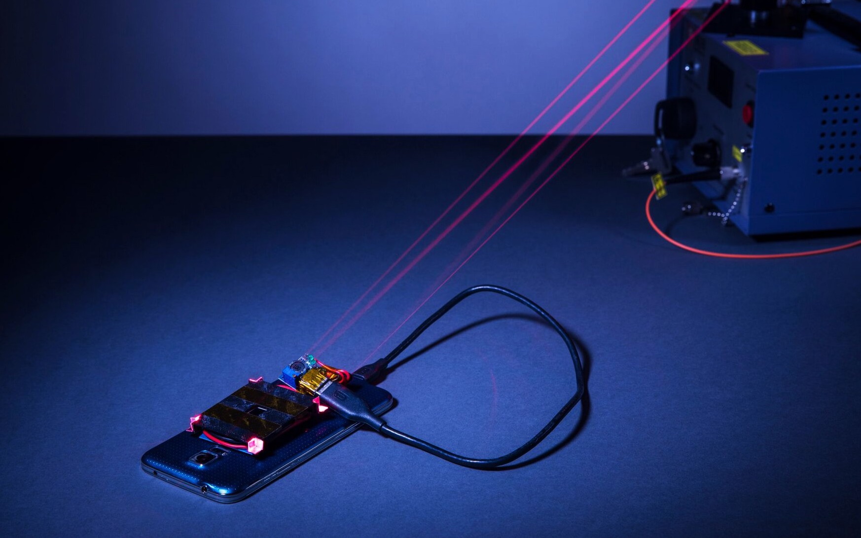 用激光为手机充电,距离达12米都没问题