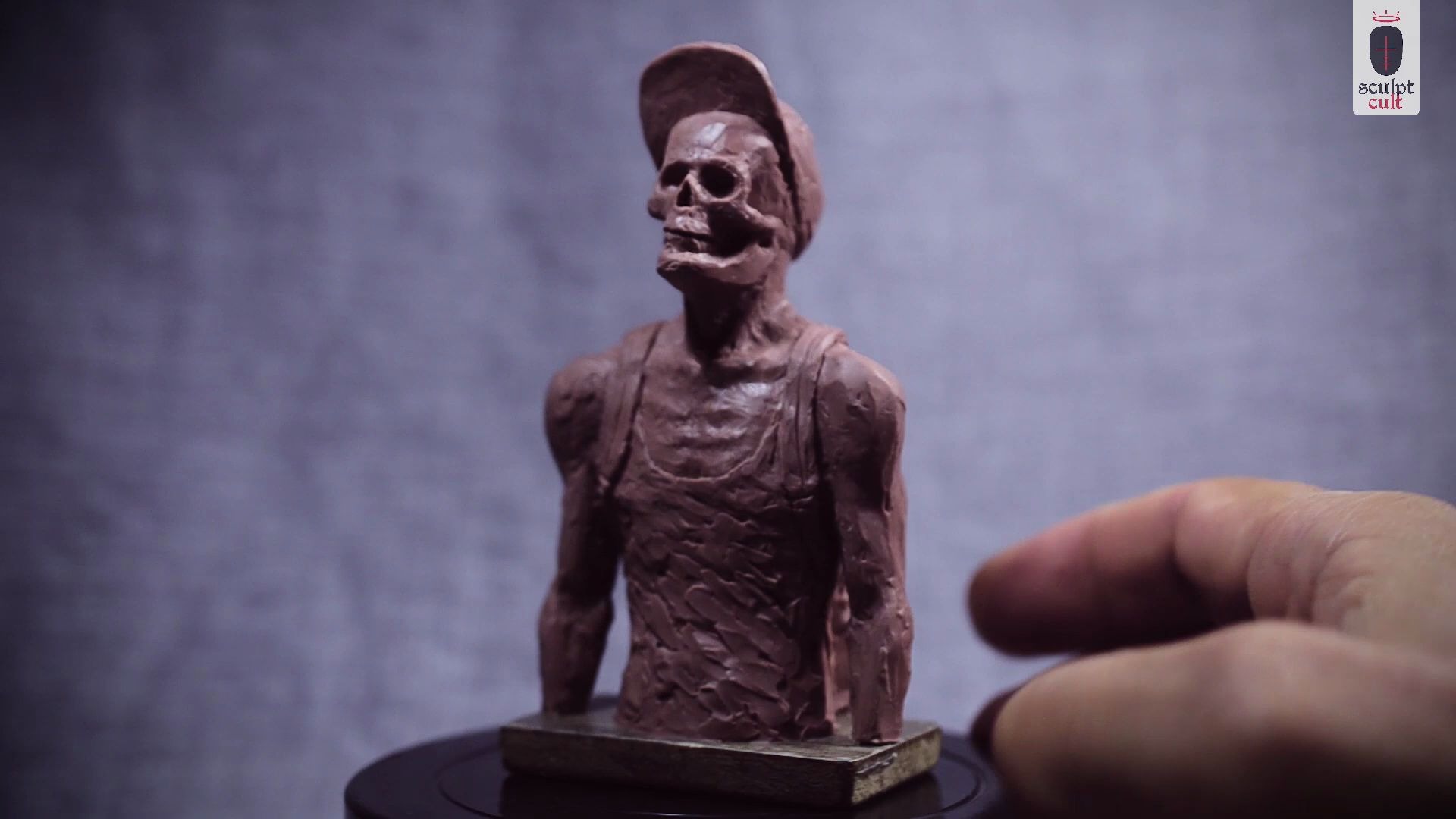 (油泥雕塑)背着双肩包的骷髅小子