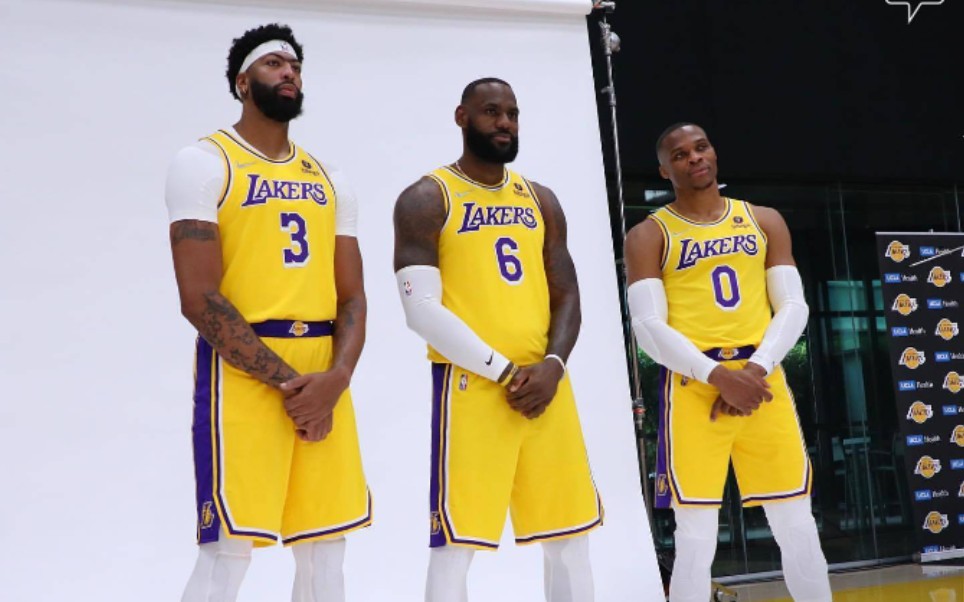 三巨头领衔湖人队2122赛季定妆照拍摄花絮