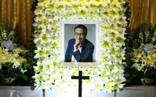 周星驰与众明星到吴孟达的追悼会现场这次星爷终于给达叔当了一次配角