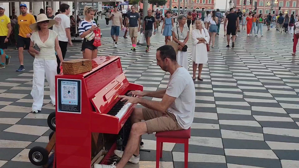 法国尼斯街头艺人的即兴钢琴演奏,柯南老粉丝应该能很快听得出曲目吧