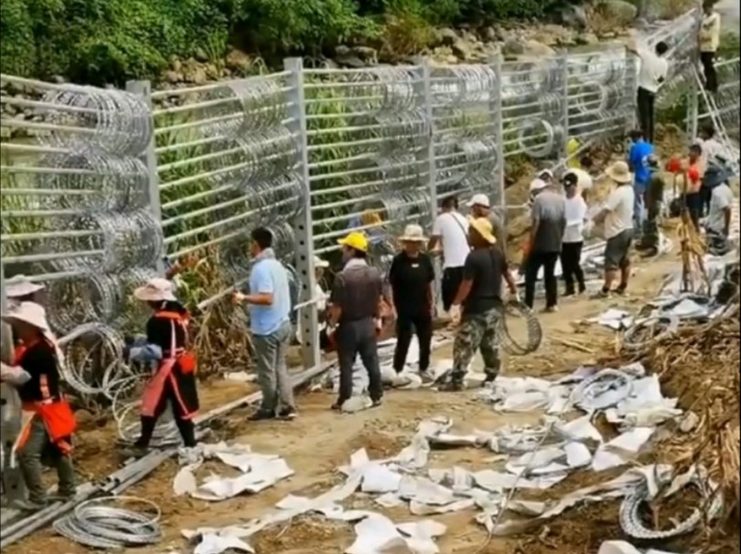 [图]缅甸云南边境的围墙被工人同志急速扩建，野地高3米而城区高5米加配铁丝网（北边的长城是不是也是这样层层加码的？）