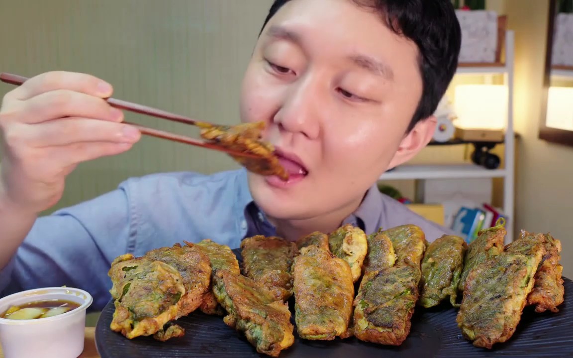 【屋塔房小哥】吃超大块猪肉苏子叶饼 咀嚼音 助眠