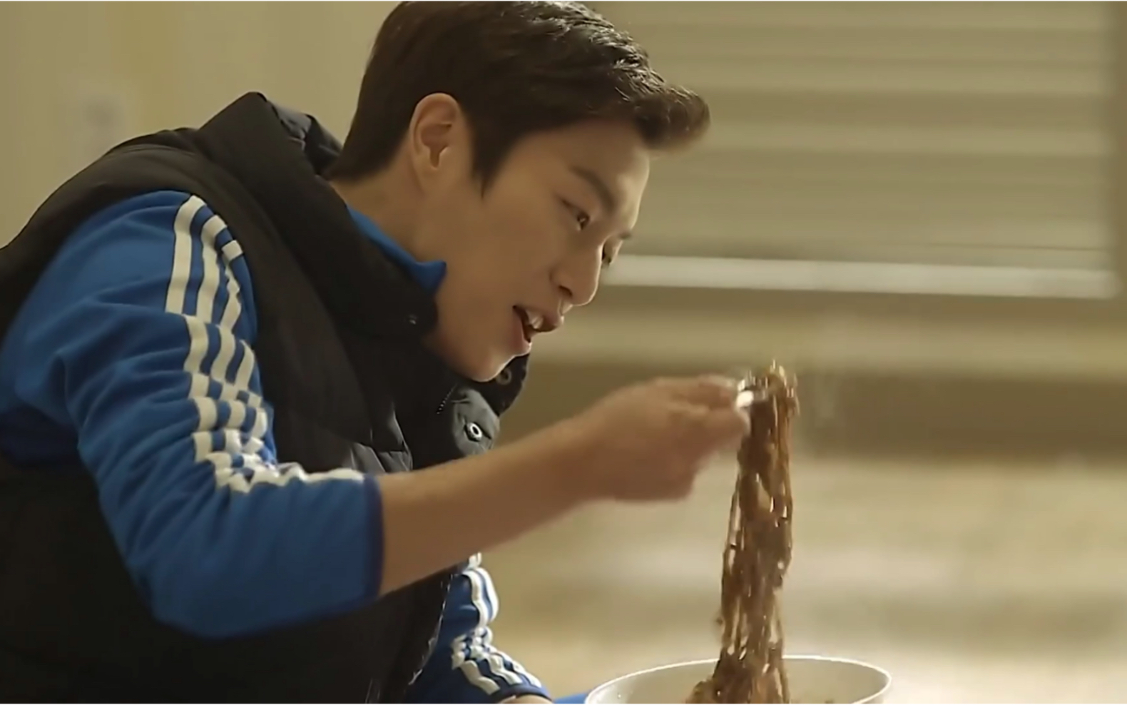 韩剧61一起吃饭吧第一季ep01炸酱面配糖醋里脊