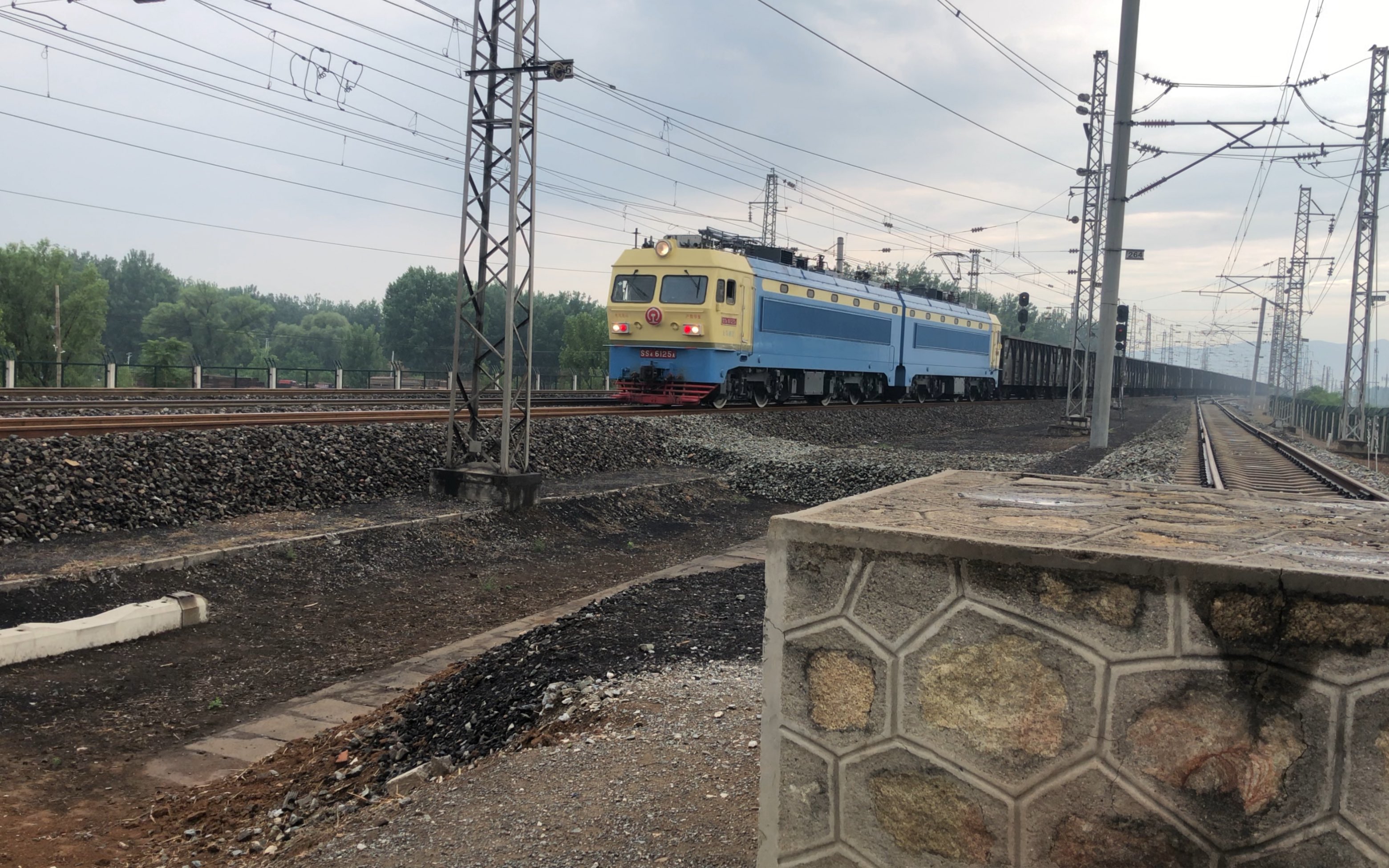 大秦铁路韶山4g型电力机车牵引国家能源集团自备敞车通过(包含补机)