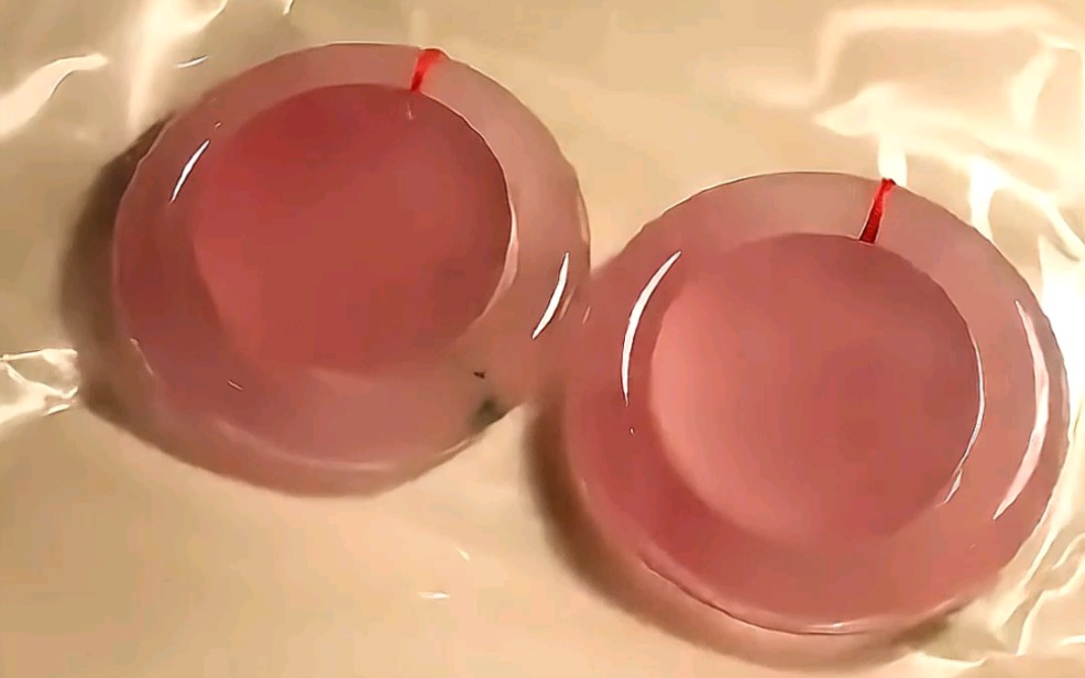 他要手镯,镯芯让给我,我拿在手上掂量了一下,手镯芯竟然跟手镯一样重!