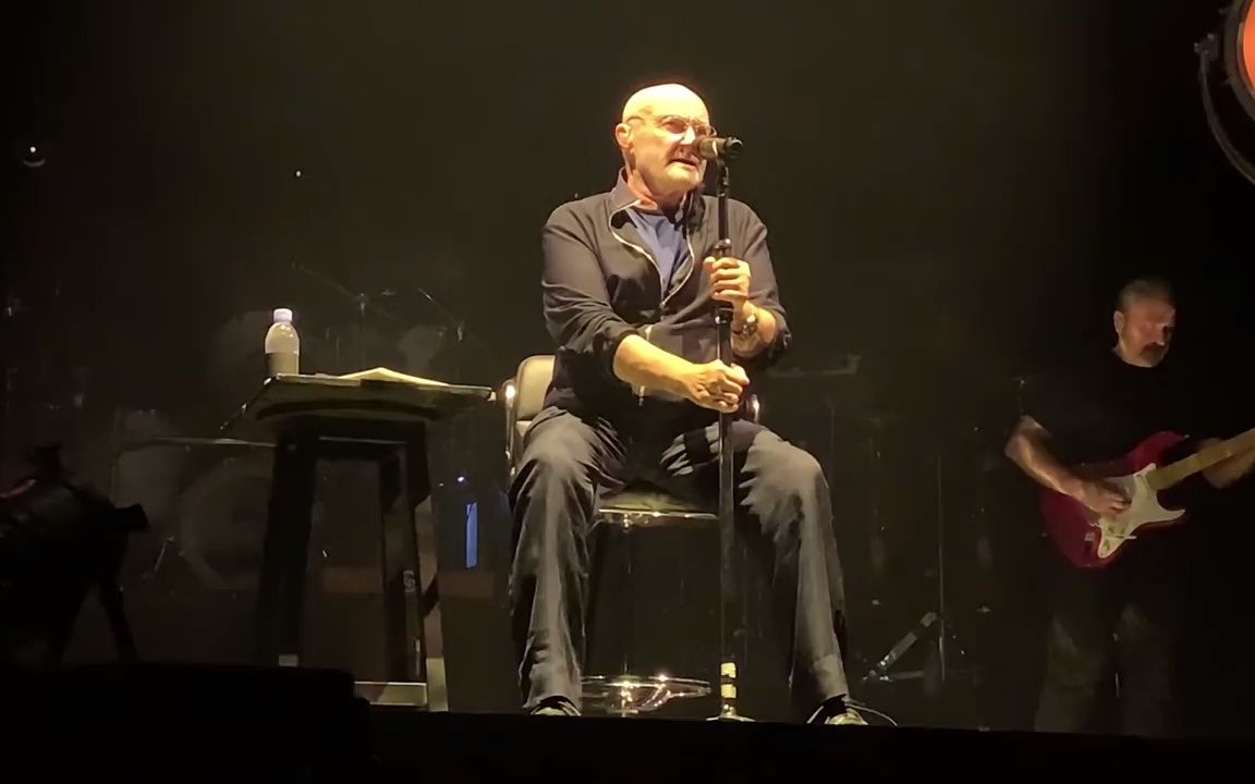 [图]菲尔柯林斯 老到不能站着开演唱会了 Phil Collins - Against All Odds （20190122）