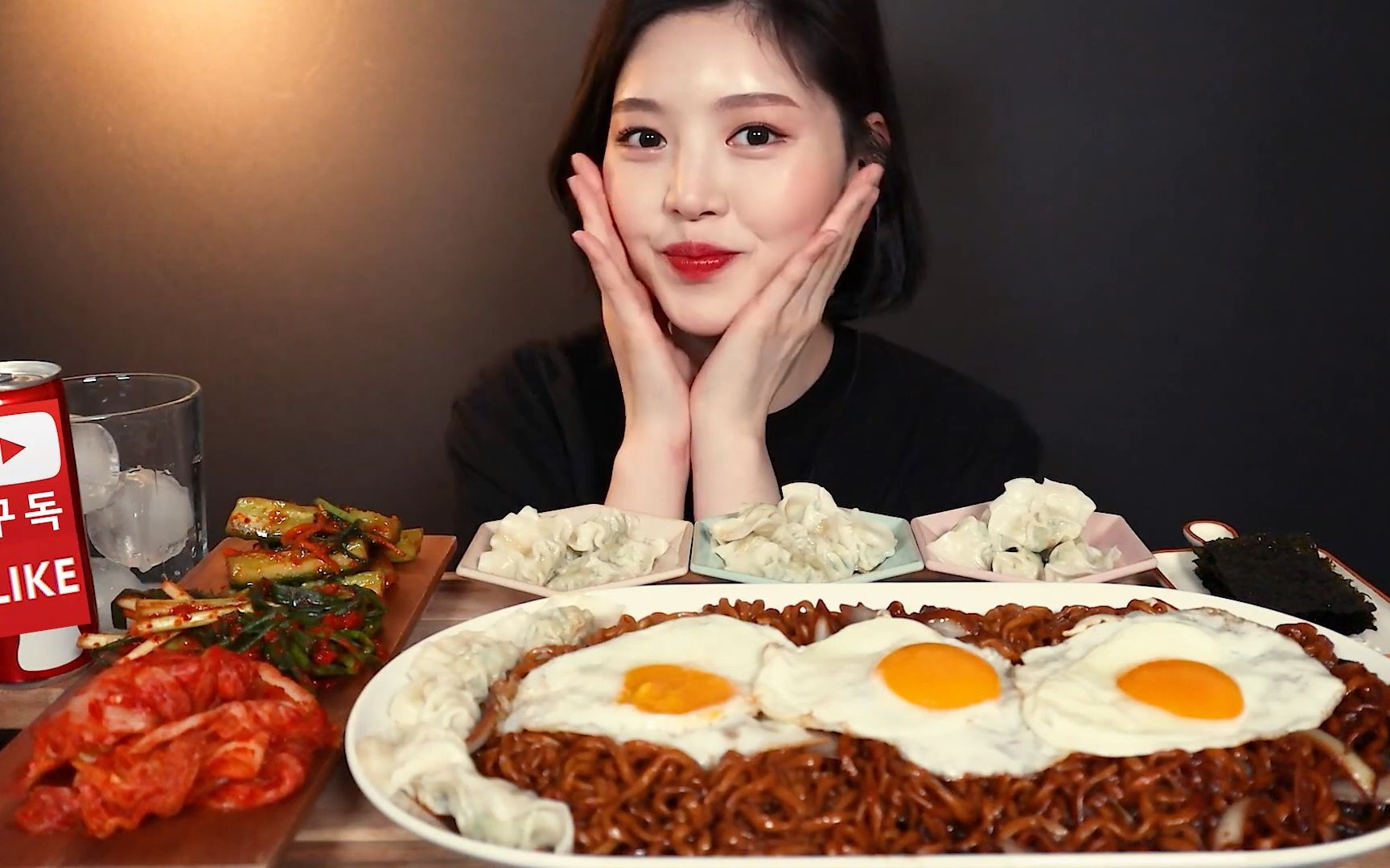 韩国小姐姐吃播-水饺,黄瓜泡菜,炸酱拉面,煎蛋