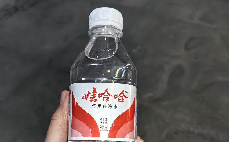 吃三串烤鱿鱼 四串烤面筋 一瓶娃哈哈饮用水吧2024年4月22日