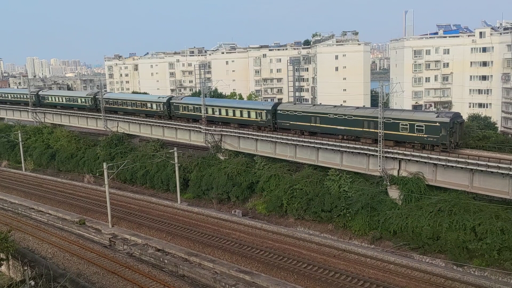 本务京局京段hxd3d-0618担当南宁开往青岛k1138次列车中途停靠后驶离