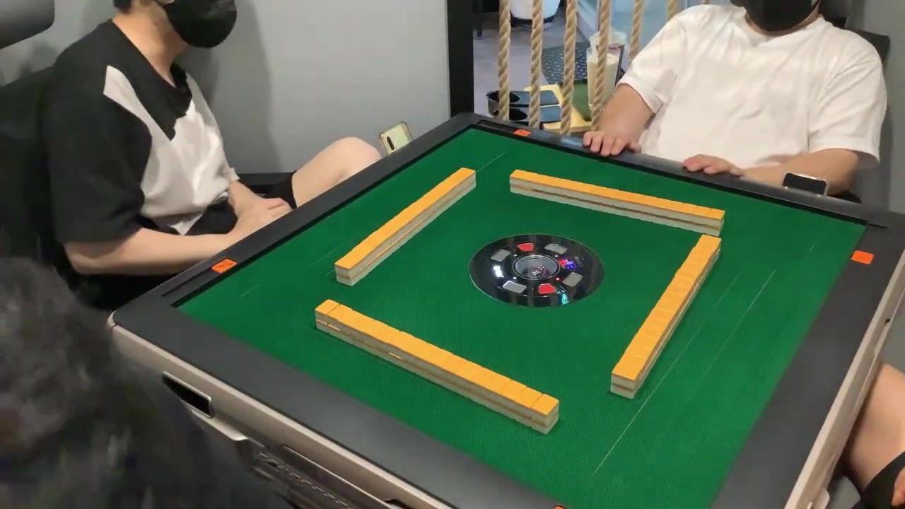 打麻将的韩国人-韩国玩家半庄战第一场(2021.7.3)