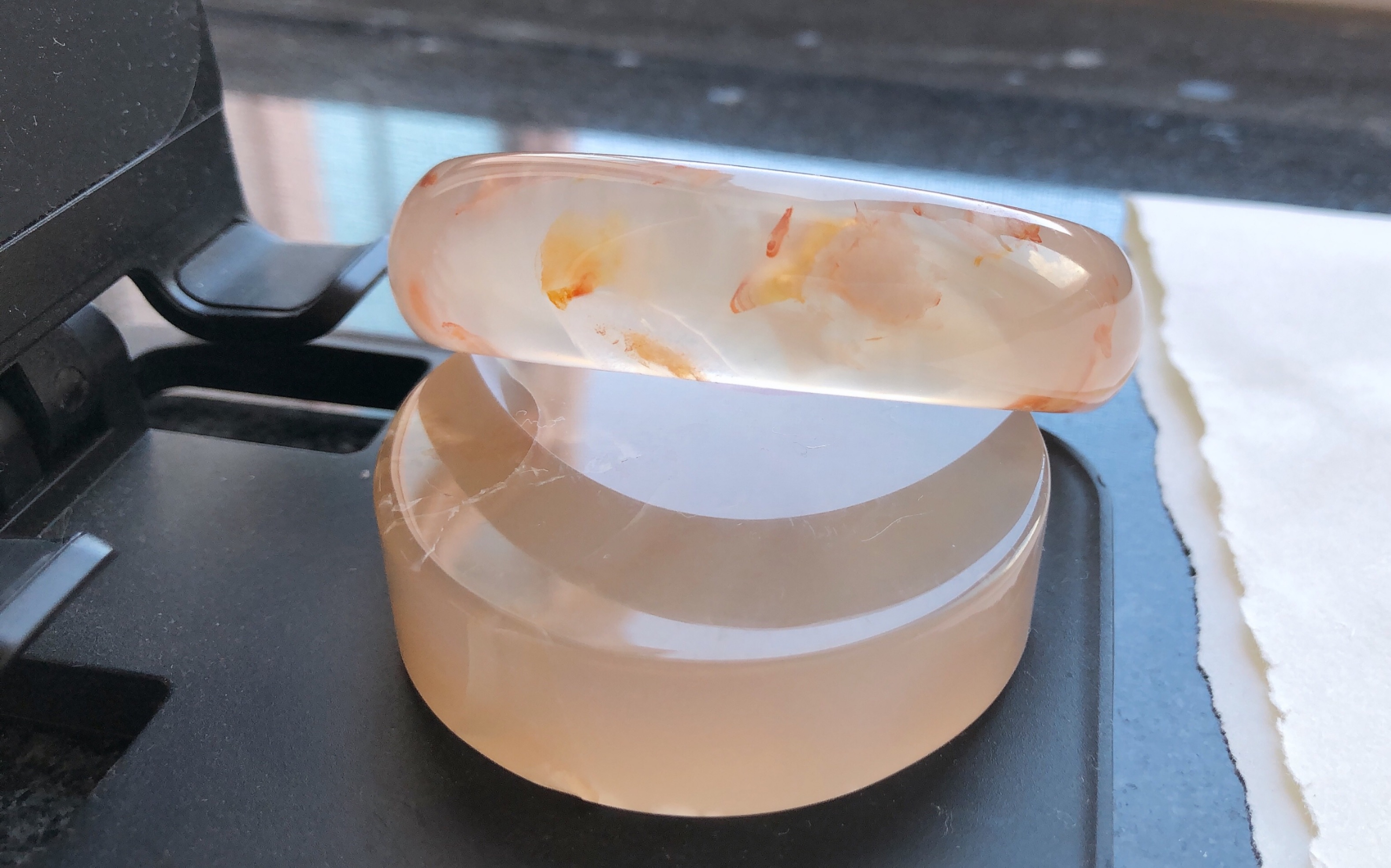 一只飞鱼龙纹樱花玛瑙镯.55.6圈口.