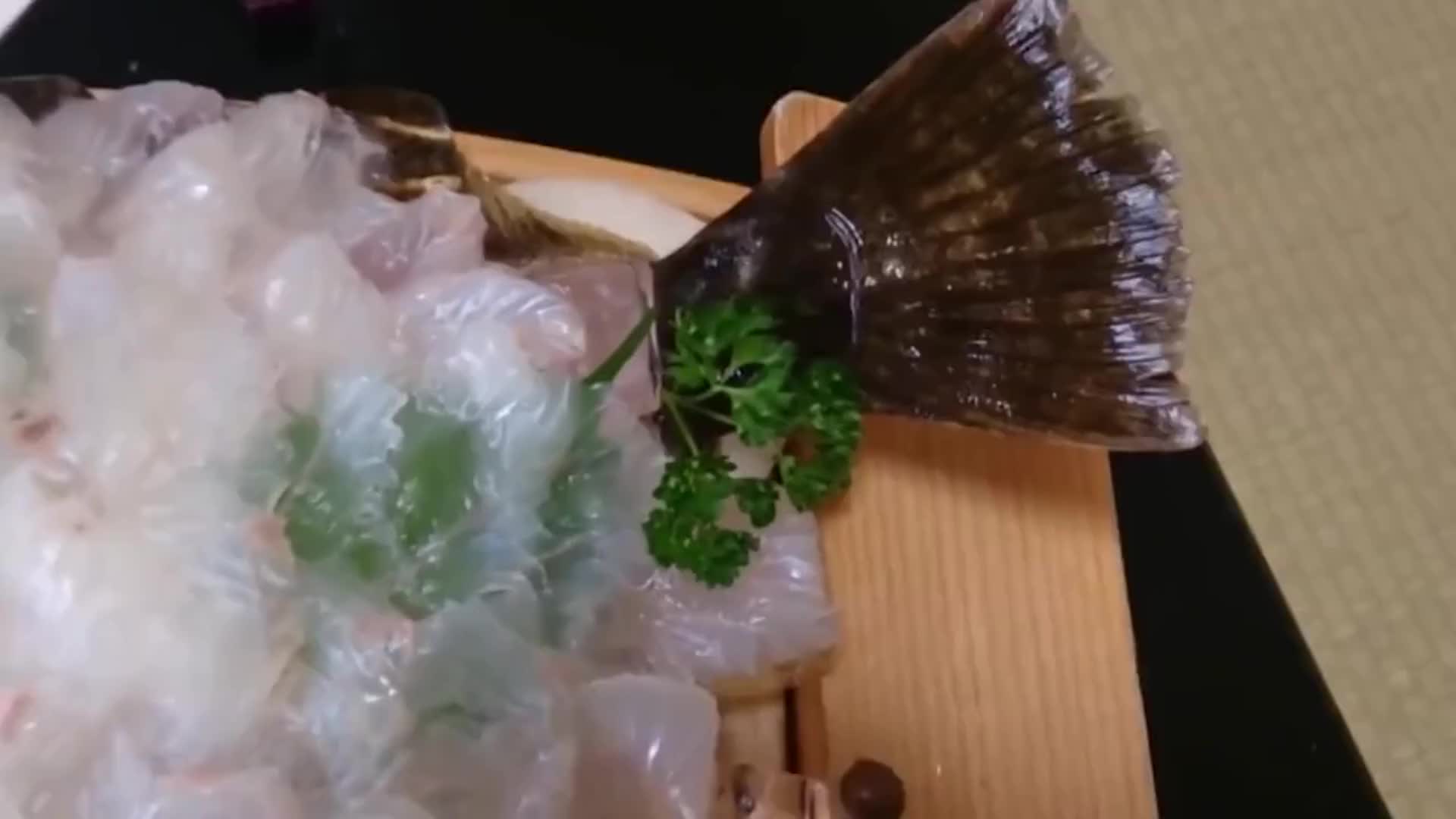 日本鲤鱼活造刺身!只取鱼肉,不破坏内脏!端上桌还在大口喘气!