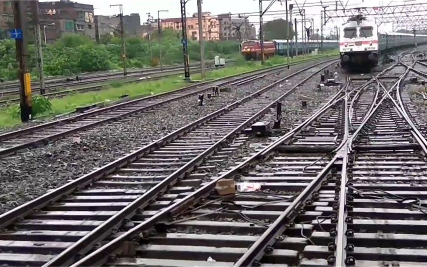 火车前进时,到底是怎样实现变轨的?看完涨知识了!