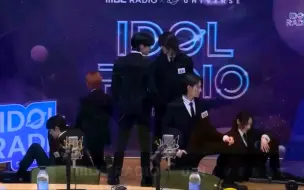 Video herunterladen: 【OnlyOneOf】220210 idol radio｜suit dance 舞台