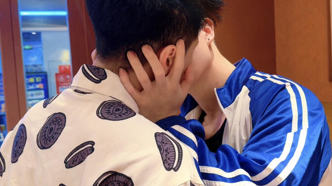 亲嘴免单?来兄弟亲一下