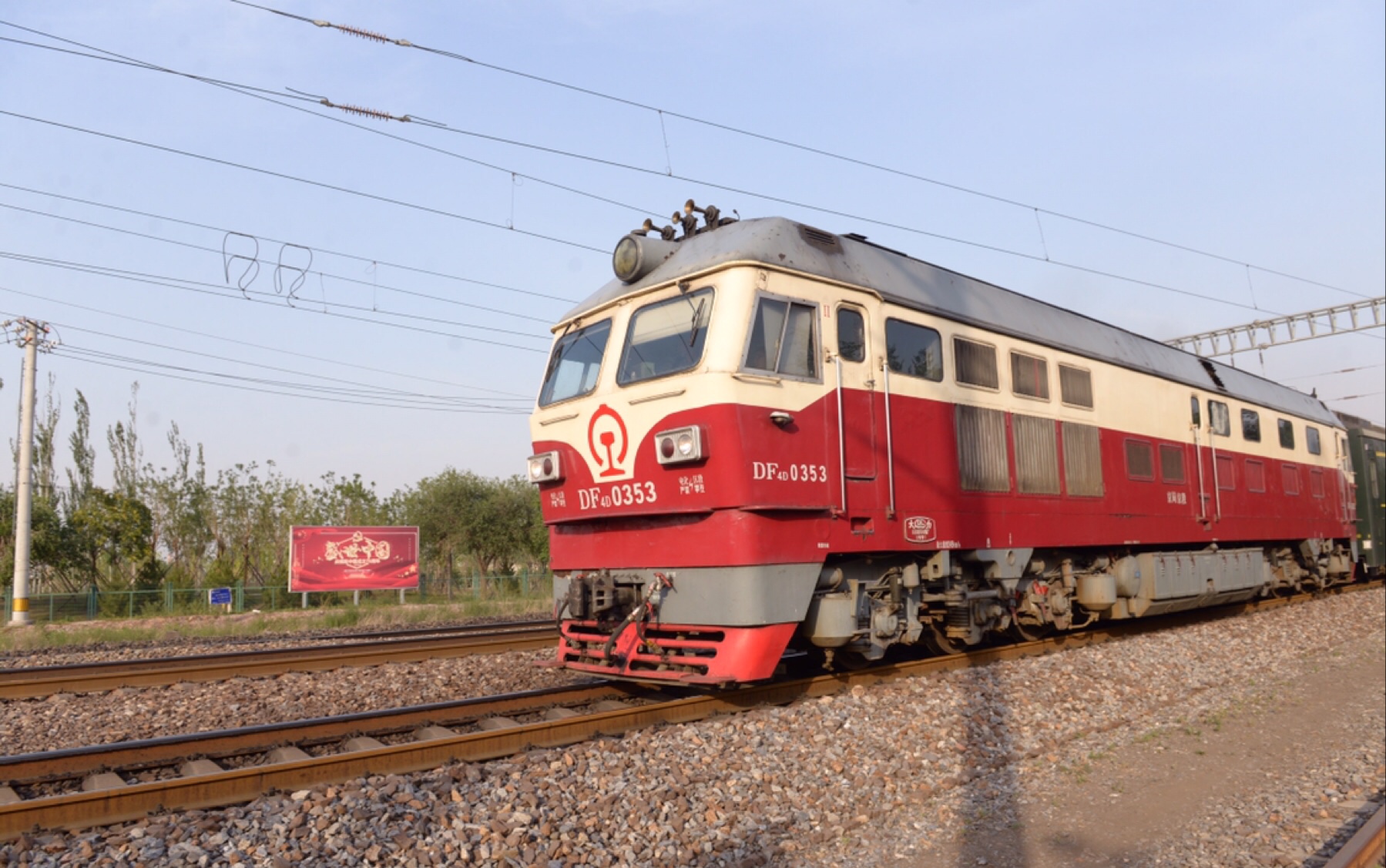 k603次列车石景山南站通过