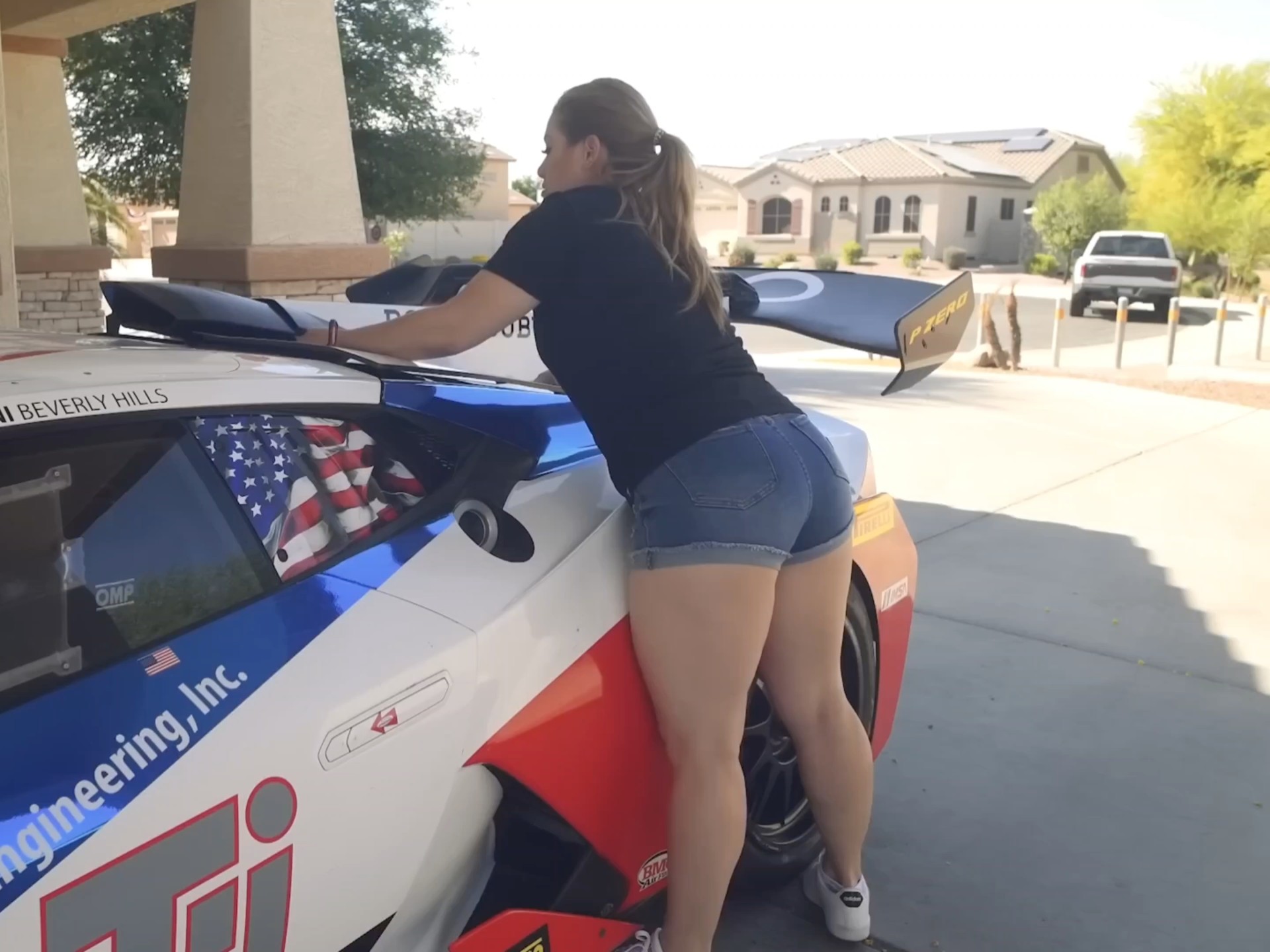 牛仔短裤美女富婆展示她新买的一辆兰博基尼huracan超级跑车