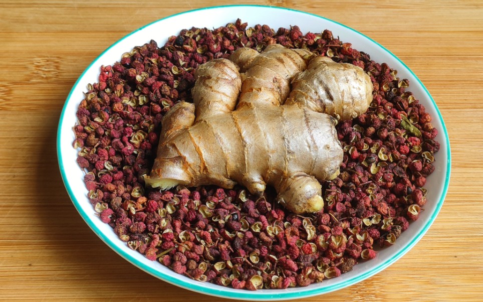 生姜加花椒,是98岁老人的长寿秘诀,每天这样吃,腿脚有劲精神棒