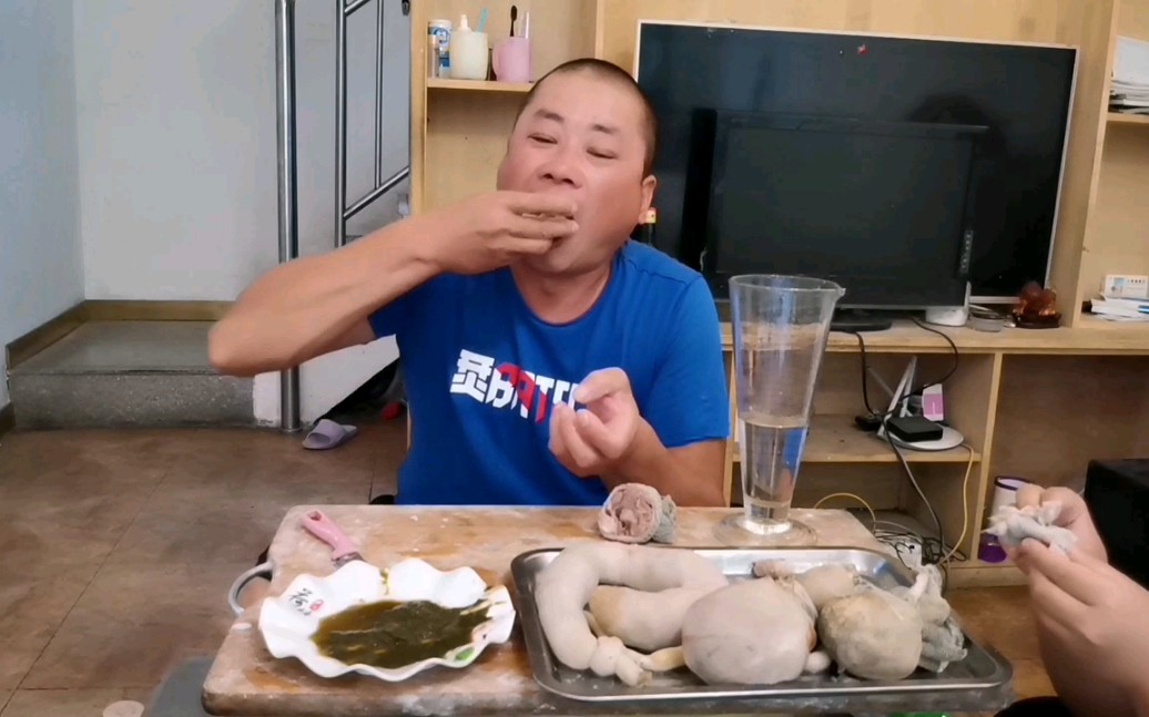 透酥哥冒着痛风做肚包肉肠包肉,手艺不顶却吃的狼吞虎咽是肉就好