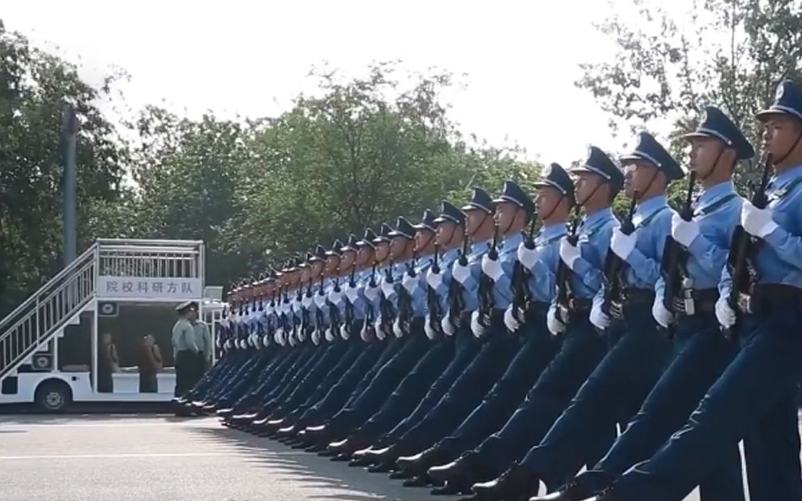 高颜值高学历的“学霸”方队亮相 研究生占比71%哔哩哔哩bilibili