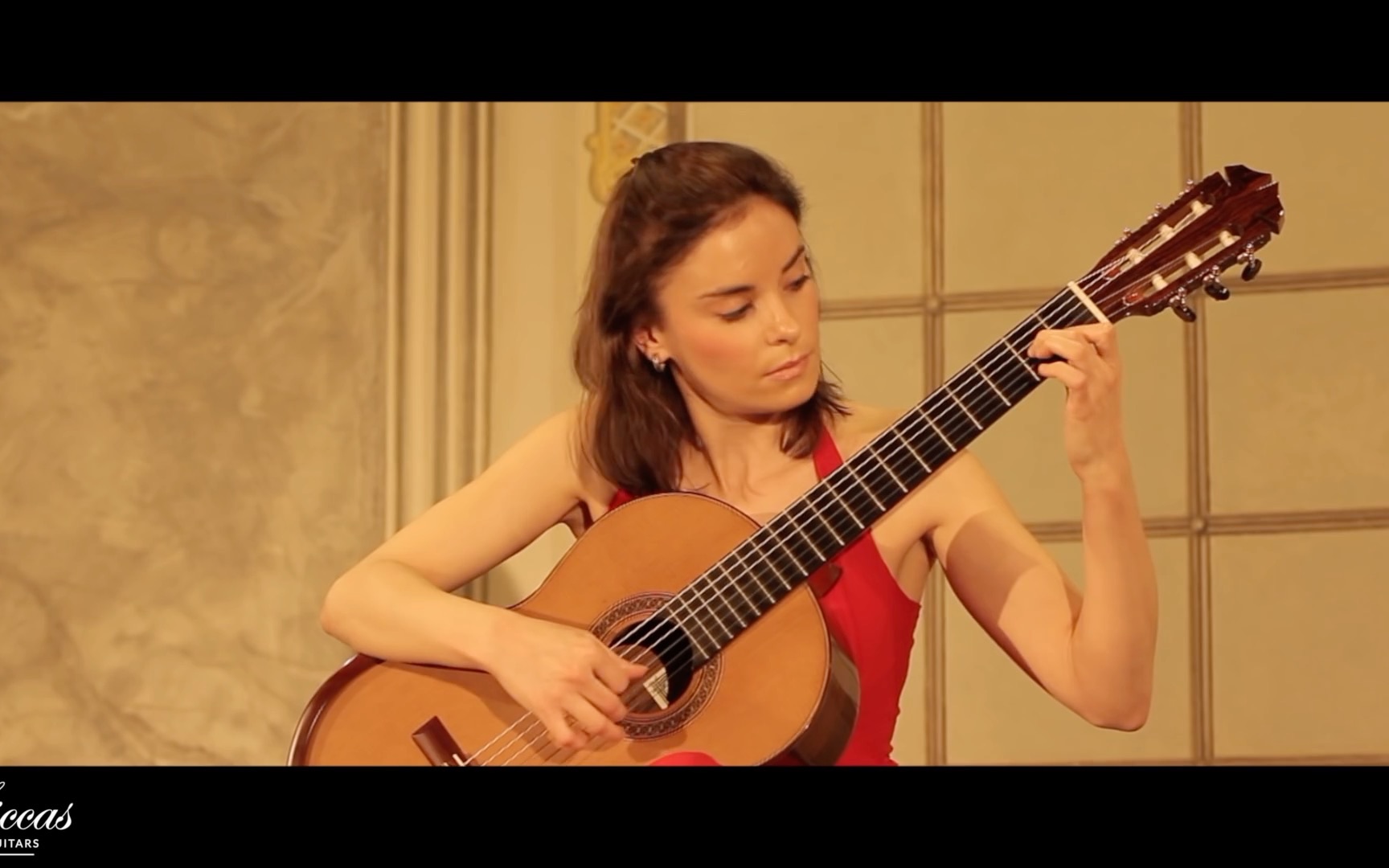 [图]Ana Vidovic plays from the Cello Suite No. 1 in G Major BWV 1007 Menuet I + II