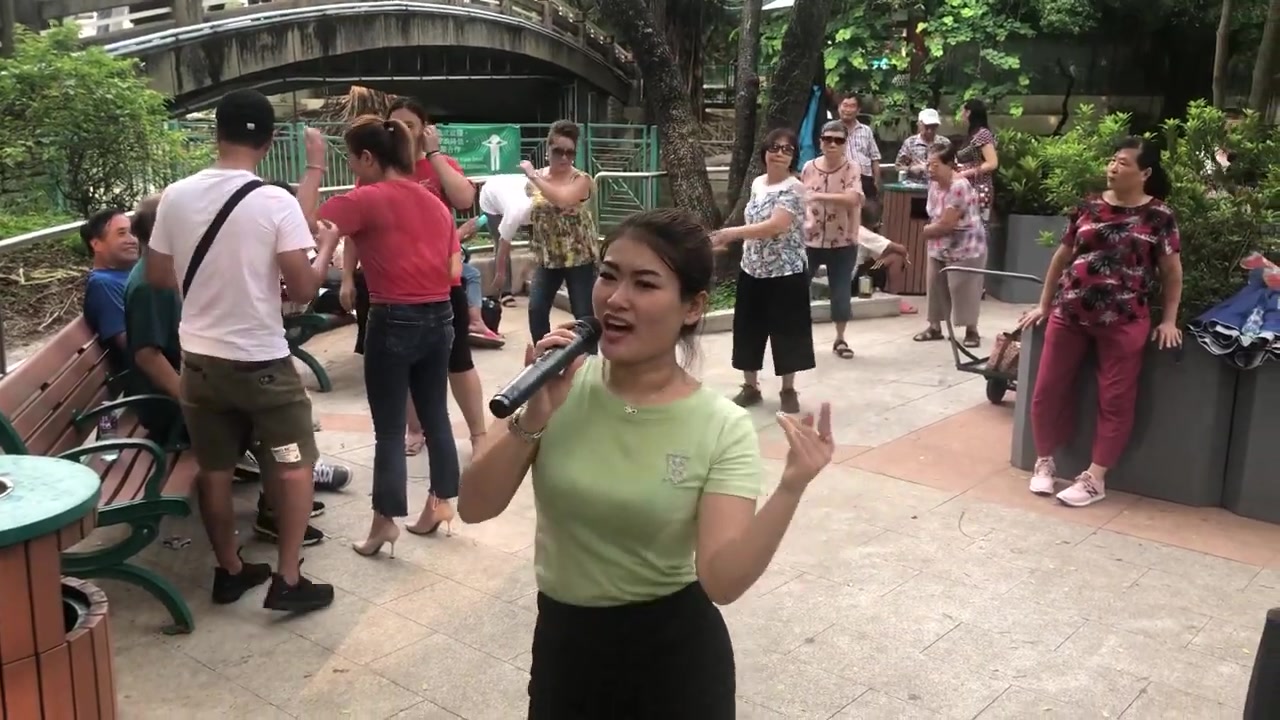 街头艺人三公主婷婷劲歌热舞演唱《你还是从前的你吗》好听又好看